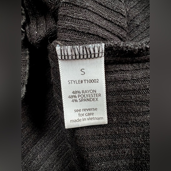 Active USA women’s black long sleeved crop top size S - Picture 4 of 5